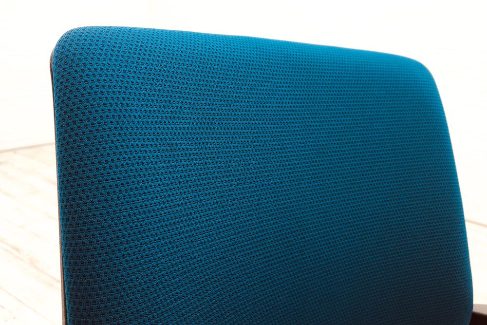 コクヨ ピコラチェア ローバック 中古 KOKUYO picora クッション 固定肘 中古オフィス家具 プルシアンブルーの画像