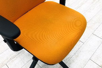 ユーチェア 中古 プラス PLUS Uチェア ハイバック 上下可動肘 中古オフィス家具 オレンジの画像