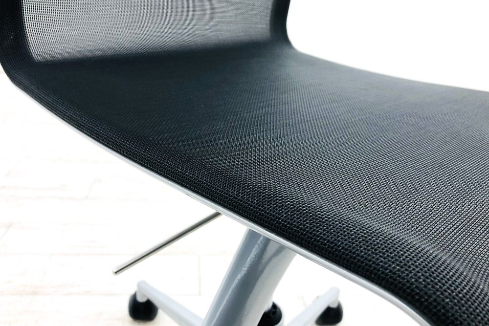 カッシーナ アリアス ローリングフレーム 中古 メッシュ 肘無 Cassina Alias ROLLINGFRAME ミーティングチェア 中古オフィス家具 ブラックの画像
