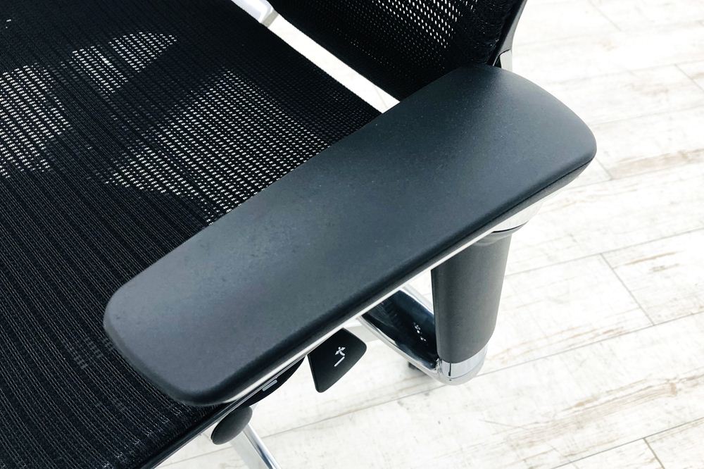 【ポリッシュ脚ピカピカ磨き有！】バロンチェア 中古 2019年製 オカムラ Baron ブラック 可動肘 ハイバック ポリッシュフレーム 中古オフィス家具 メッシュの画像