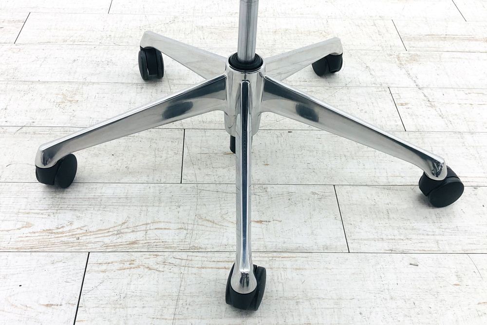 【ポリッシュ脚ピカピカ磨き有！】バロンチェア 中古 2019年製 オカムラ Baron ブラック 可動肘 ハイバック ポリッシュフレーム 中古オフィス家具 メッシュの画像