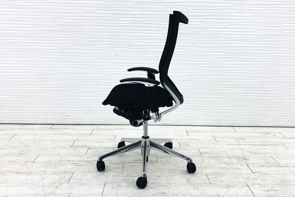 【ポリッシュ脚ピカピカ磨き有！】バロンチェア 中古 2019年製 オカムラ Baron ブラック 可動肘 ハイバック ポリッシュフレーム 中古オフィス家具 メッシュの画像