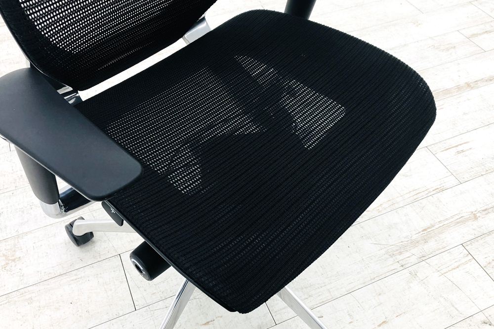 【ポリッシュ脚ピカピカ磨き有！】バロンチェア 中古 2019年製 オカムラ Baron ブラック 可動肘 ハイバック ポリッシュフレーム 中古オフィス家具 メッシュの画像