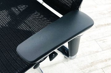 【ポリッシュ脚ピカピカ磨き有！】バロンチェア 中古 2019年製 オカムラ Baron ブラック 可動肘 ハイバック ポリッシュフレーム 中古オフィス家具 メッシュの画像
