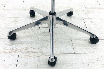 【ポリッシュ脚ピカピカ磨き有！】バロンチェア 中古 2019年製 オカムラ Baron ブラック 可動肘 ハイバック ポリッシュフレーム 中古オフィス家具 メッシュの画像