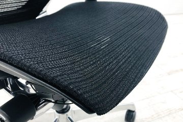 【ポリッシュ脚ピカピカ磨き有！】バロンチェア 中古 2019年製 オカムラ Baron ブラック 可動肘 ハイバック ポリッシュフレーム 中古オフィス家具 メッシュの画像