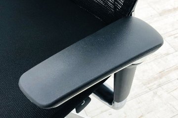 バロンチェア 中古 2018年製 オカムラ Baron ブラック 可動肘 エクストラハイバック 固定ヘッドレスト 中古オフィス家具 座クッションの画像
