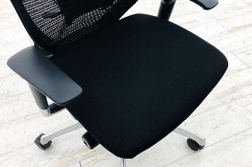 バロンチェア 中古 2018年製 オカムラ Baron ブラック 可動肘 エクストラハイバック 固定ヘッドレスト 中古オフィス家具 座クッションの画像