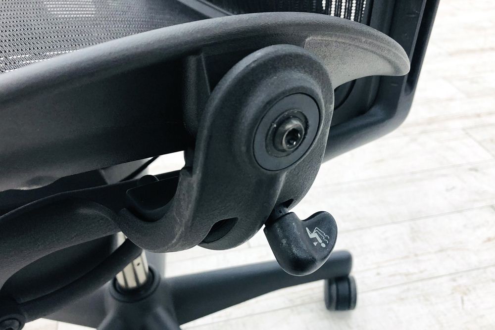 アーロンチェア 中古 Bサイズ ライト ハーマンミラー ポスチャーフィット Aeron Chairs Herman Miller 中古オフィス家具 肘ダイヤルの画像