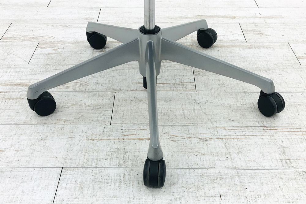 バロンチェア 中古 オカムラ Baron 可動肘 ハイバック シルバーフレーム 中古オフィス家具 座クッション ダークブルーの画像