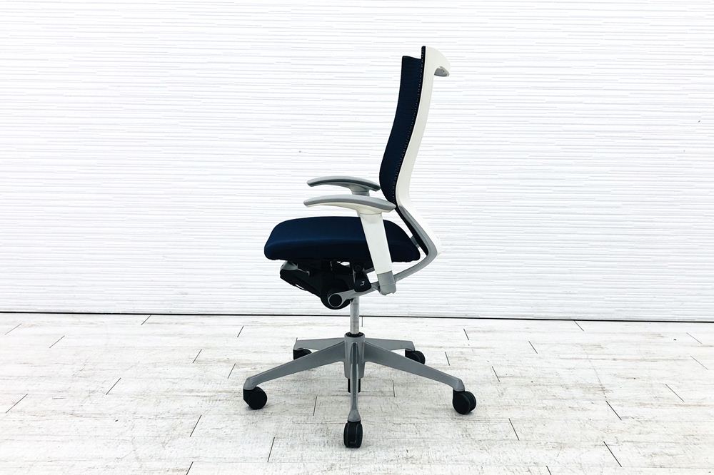 バロンチェア 中古 オカムラ Baron 可動肘 ハイバック シルバーフレーム 中古オフィス家具 座クッション ダークブルーの画像