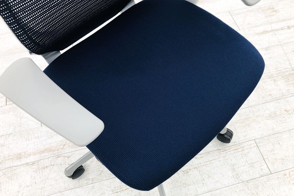 バロンチェア 中古 オカムラ Baron 可動肘 ハイバック シルバーフレーム 中古オフィス家具 座クッション ダークブルーの画像