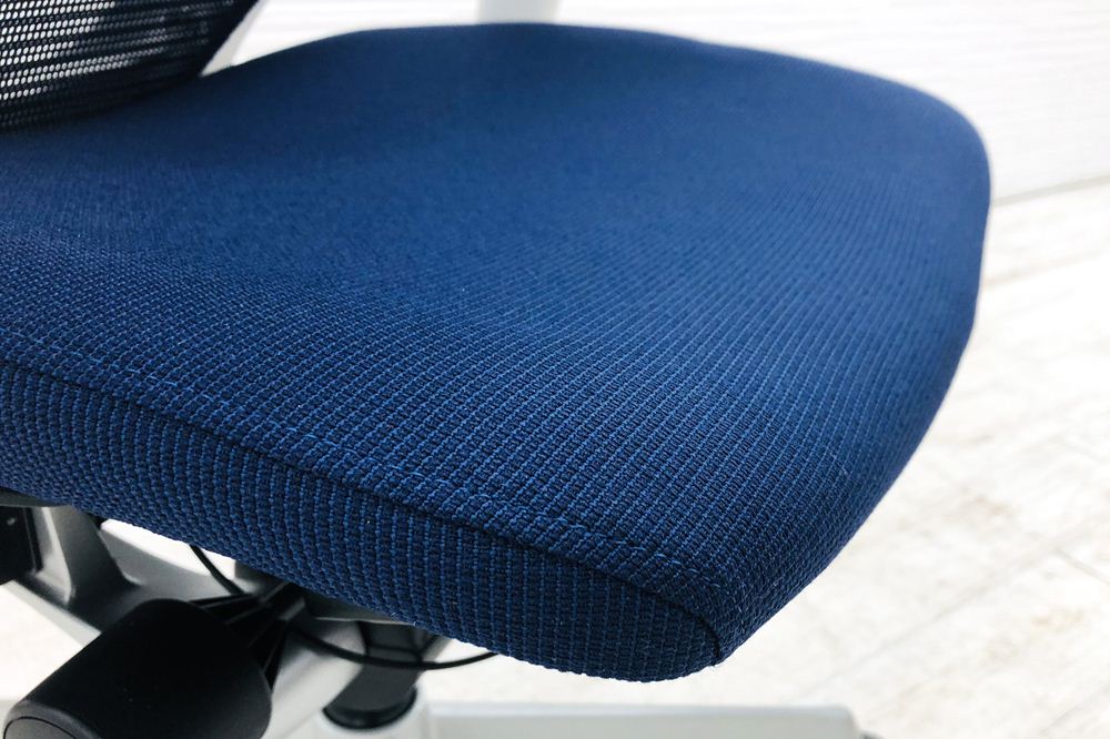 バロンチェア 中古 オカムラ Baron 可動肘 ハイバック シルバーフレーム 中古オフィス家具 座クッション ダークブルーの画像