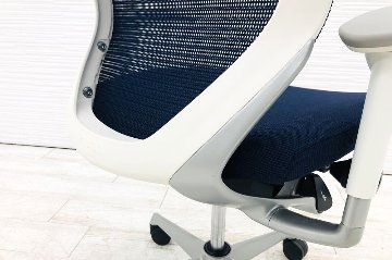 バロンチェア 中古 オカムラ Baron 可動肘 ハイバック シルバーフレーム 中古オフィス家具 座クッション ダークブルーの画像