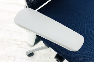 バロンチェア 中古 オカムラ Baron 可動肘 ハイバック シルバーフレーム 中古オフィス家具 座クッション ダークブルーの画像