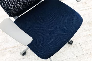 バロンチェア 中古 オカムラ Baron 可動肘 ハイバック シルバーフレーム 中古オフィス家具 座クッション ダークブルーの画像