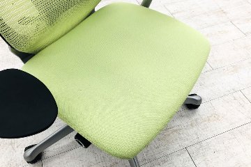 オカムラ アトラスチェア 中古 アトラス OKAMURA Atlas 座クッション 中古オフィス家具 ピスタチオグリーンの画像
