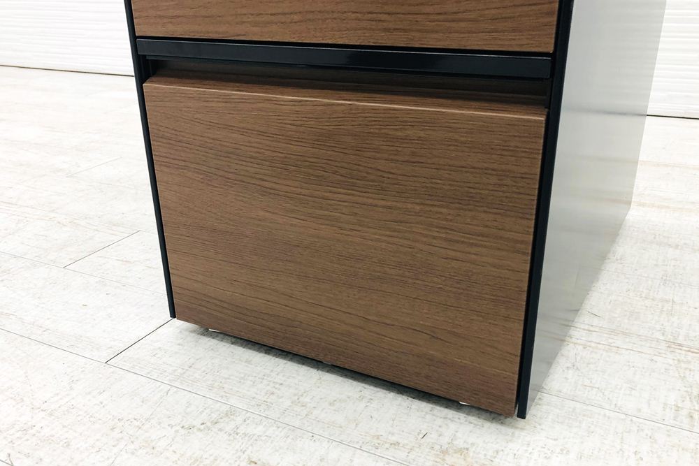 オカムラ プロステージクレスト 3段ワゴン 中古  PROSTAGE CREST ワゴン3段 中古オフィス家具 390/579/640 シリンダー錠の画像