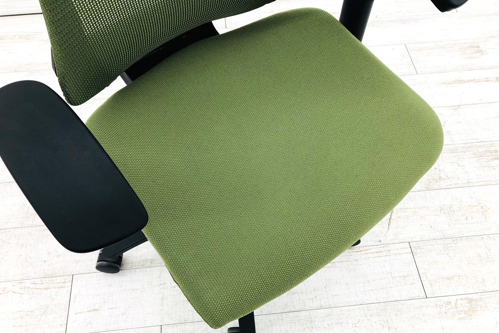 イトーキ エフチェア 2019年製 中古オフィスチェア クッション 可動肘 事務椅子 ITOKI 中古オフィス家具 KG-170JBH-T1Q2 アイビーグリーンの画像