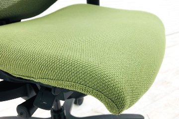 イトーキ エフチェア 2019年製 中古オフィスチェア クッション 可動肘 事務椅子 ITOKI 中古オフィス家具 KG-170JBH-T1Q2 アイビーグリーンの画像