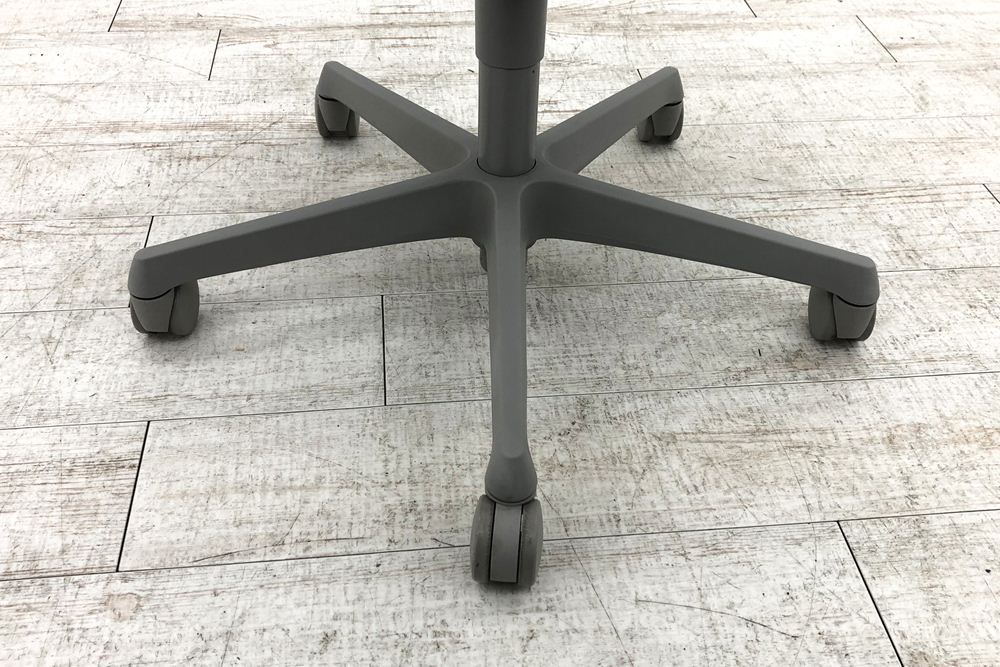 スラートチェア 中古 オカムラ sulato ローバック 肘無チェア 中古オフィス家具 中古オフィスチェア ミディアムブルーの画像