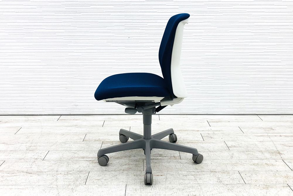 スラートチェア 中古 オカムラ sulato ローバック 肘無チェア 中古オフィス家具 中古オフィスチェア ミディアムブルーの画像