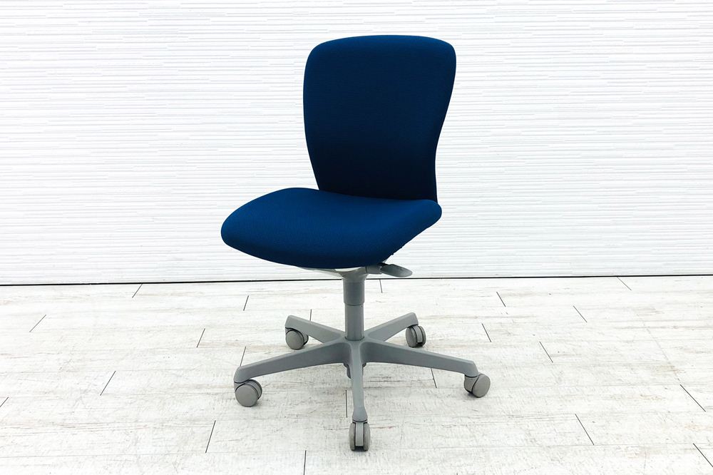 スラートチェア 中古 オカムラ sulato ローバック 肘無チェア 中古オフィス家具 中古オフィスチェア ミディアムブルーの画像