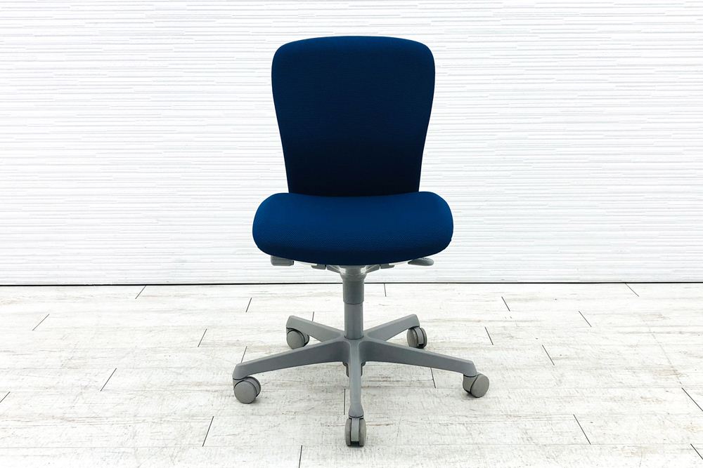 スラートチェア 中古 オカムラ sulato ローバック 肘無チェア 中古オフィス家具 中古オフィスチェア ミディアムブルーの画像
