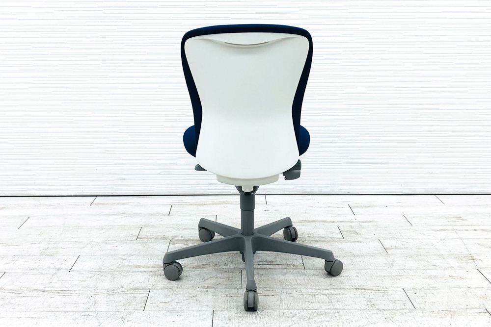 スラートチェア 中古 オカムラ sulato ローバック 肘無チェア 中古オフィス家具 中古オフィスチェア ミディアムブルーの画像