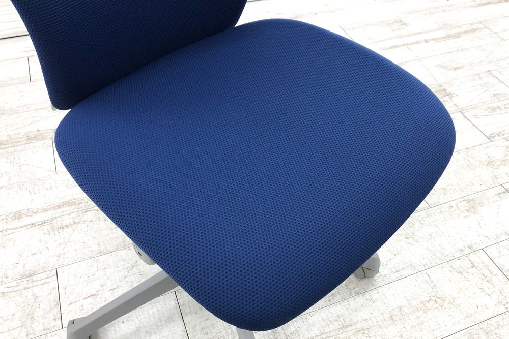 スラートチェア 中古 オカムラ sulato ローバック 肘無チェア 中古オフィス家具 中古オフィスチェア ミディアムブルーの画像