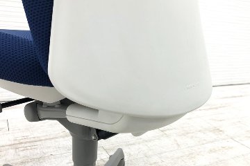 スラートチェア 中古 オカムラ sulato ローバック 肘無チェア 中古オフィス家具 中古オフィスチェア ミディアムブルーの画像