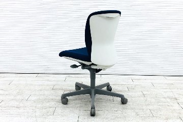 スラートチェア 中古 オカムラ sulato ローバック 肘無チェア 中古オフィス家具 中古オフィスチェア ミディアムブルーの画像