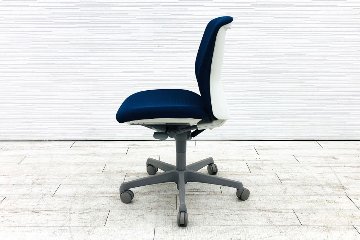 スラートチェア 中古 オカムラ sulato ローバック 肘無チェア 中古オフィス家具 中古オフィスチェア ミディアムブルーの画像