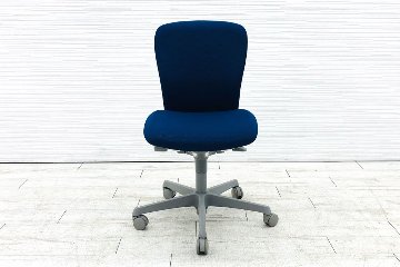 スラートチェア 中古 オカムラ sulato ローバック 肘無チェア 中古オフィス家具 中古オフィスチェア ミディアムブルーの画像