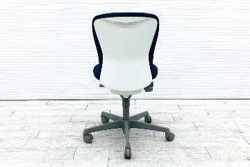 スラートチェア 中古 オカムラ sulato ローバック 肘無チェア 中古オフィス家具 中古オフィスチェア ミディアムブルーの画像