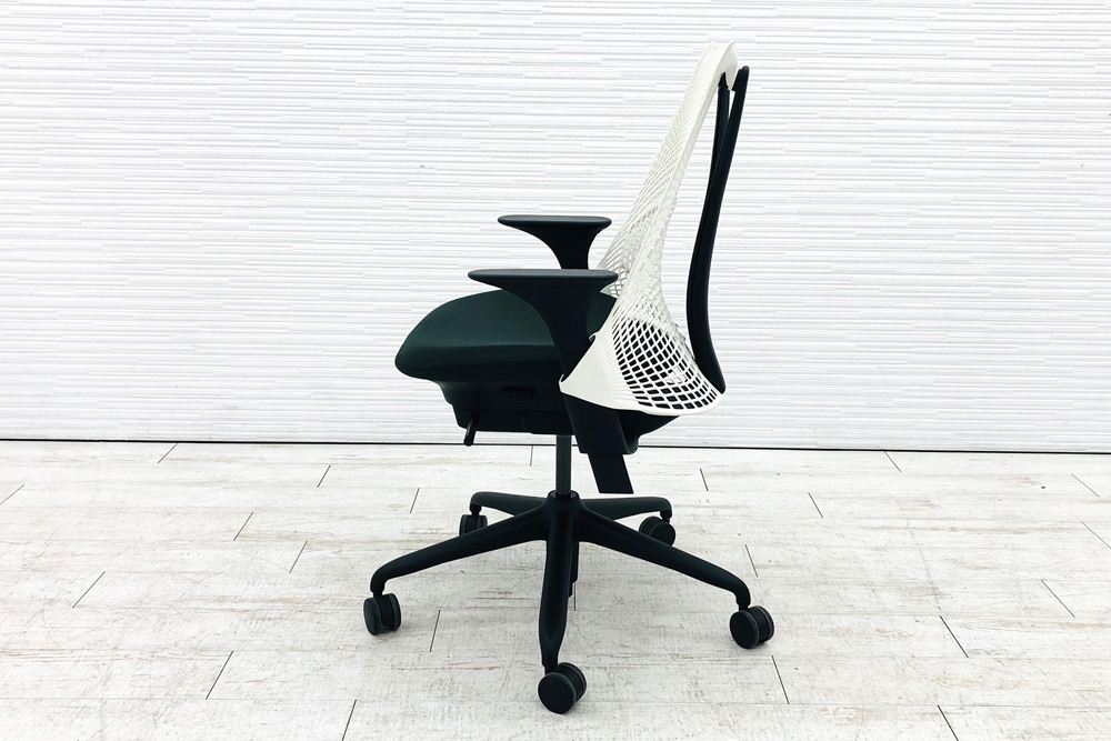 ハーマンミラー セイルチェア 中古 【前傾チルト無】 SAYL Chairs デザインチェア 中古オフィス家具 可動肘 ホワイト/ダークグリーンの画像