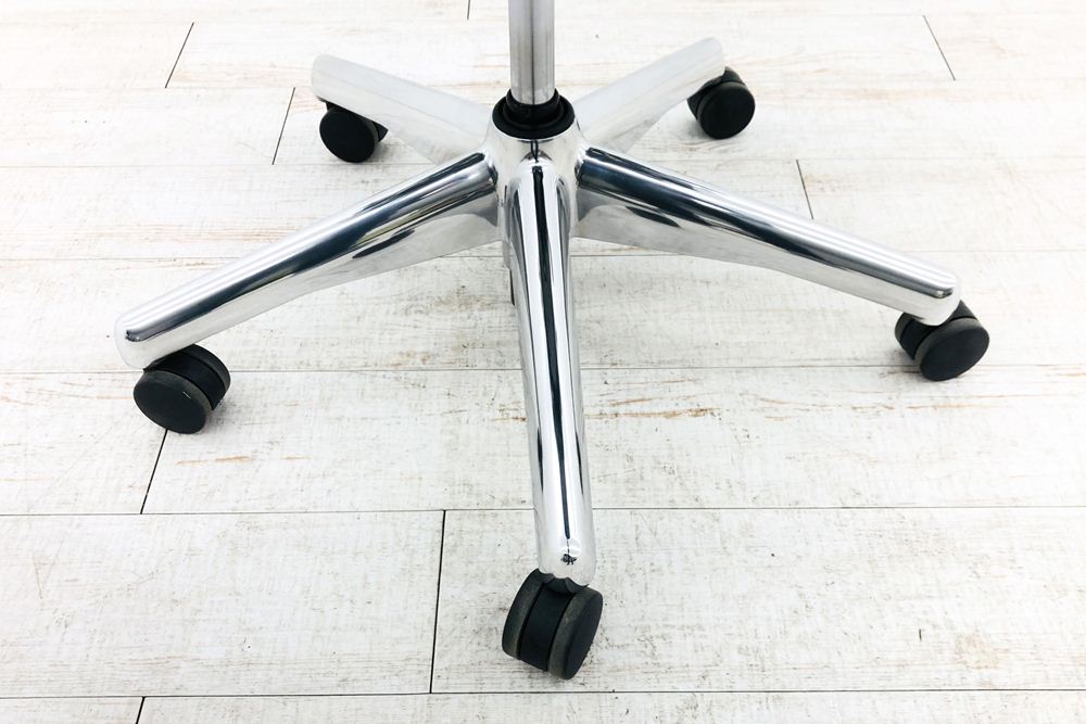 アーロンチェア タキシードメッシュ 中古 Bサイズ フル装備 ハーマンミラー Herman Miller 中古オフィス家具 肘レバー アルミ脚の画像