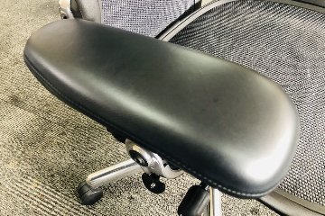 アーロンチェア タキシードメッシュ 中古 Bサイズ フル装備 ハーマンミラー Herman Miller 中古オフィス家具 肘レバー アルミ脚の画像