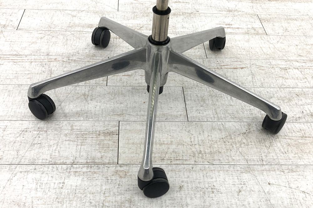 バロンチェア 中古 オカムラ Baron 可動肘 ハイバック ポリッシュフレーム 中古オフィス家具 メッシュ ライムグリーンの画像