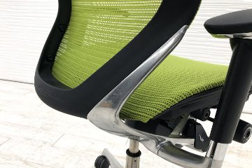 バロンチェア 中古 オカムラ Baron 可動肘 ハイバック ポリッシュフレーム 中古オフィス家具 メッシュ ライムグリーンの画像