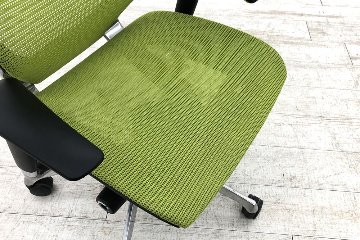 オカムラ バロンチェア 中古 エクストラハイバック Baron 可動肘  固定ヘッドレスト 中古オフィス家具 ライムグリーンの画像