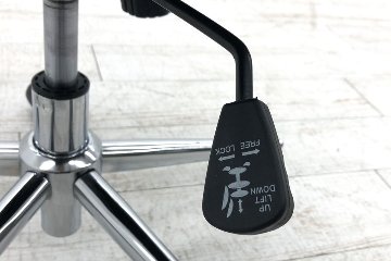 【リプロダクトチェア】 アルミナムチェア 複製品 中古 レザータイプ 中古オフィス家具 ミーティングチェアの画像