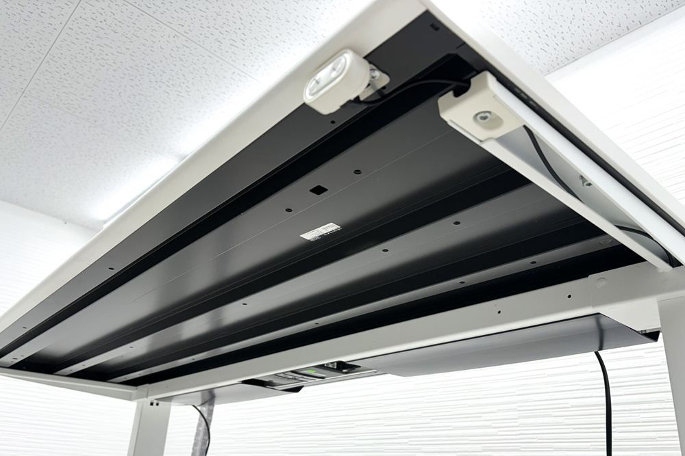 オカムラ スイフト 電動昇降デスク 中古 ホワイト 幅1550 中古オフィス家具 1550/775/650～1250の画像