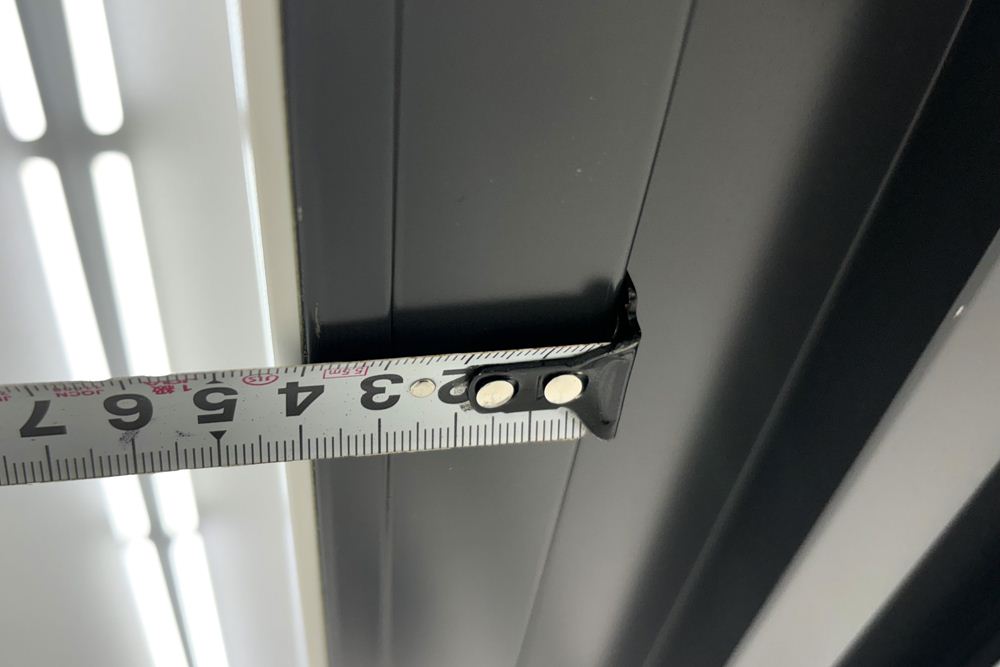 オカムラ スイフト 電動昇降デスク 中古 ホワイト 幅1550 中古オフィス家具 1550/775/650～1250の画像