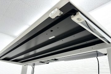 オカムラ スイフト 電動昇降デスク 中古 ホワイト 幅1550 中古オフィス家具 1550/775/650～1250の画像
