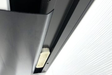 オカムラ スイフト 電動昇降デスク 中古 ホワイト 幅1550 中古オフィス家具 1550/775/650～1250の画像