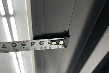 オカムラ スイフト 電動昇降デスク 中古 ホワイト 幅1550 中古オフィス家具 1550/775/650～1250の画像