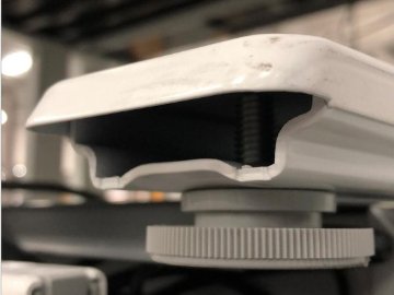 オカムラ スイフト 電動昇降デスク 中古 ホワイト 幅1550 中古オフィス家具 1550/775/650～1250の画像