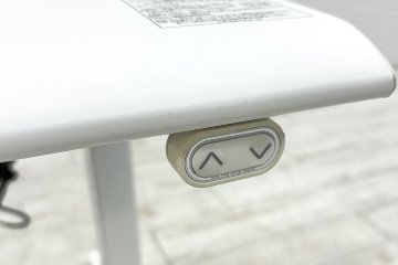 オカムラ スイフト 電動昇降デスク 中古 ホワイト 幅1550 中古オフィス家具 1550/775/650～1250の画像