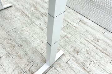 オカムラ スイフト 電動昇降デスク 中古 ホワイト 幅1550 中古オフィス家具 1550/775/650～1250の画像